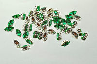 Swarovski в серебряных цапах 4200/2 Emerald 10x5мм Австрия